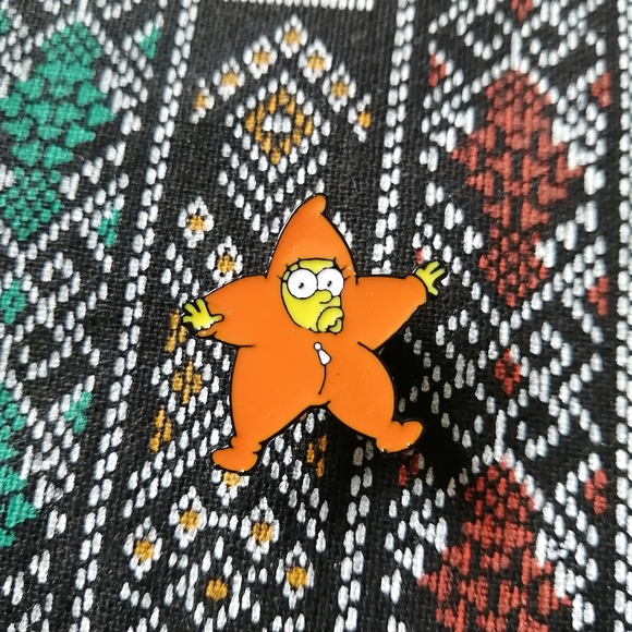 📍2/20$ Maggie Simpson Star Snowsuit Enamel Pin NWOT - Picture 1 of 5